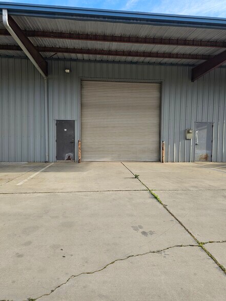 More Photos Of 103 N 1st St, Patterson Showroom For Lease