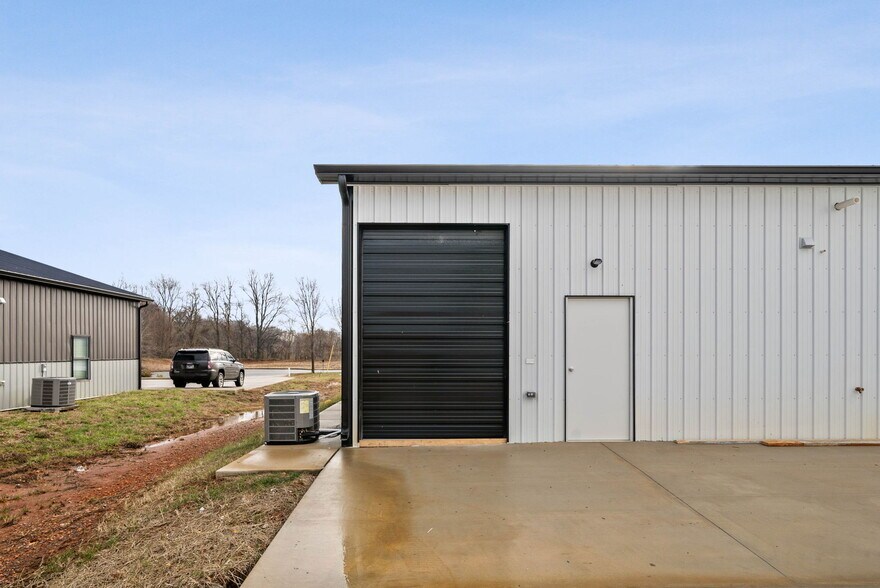 More Photos Of 1030 Smokestack Dr, Clarksville Flex For Sale