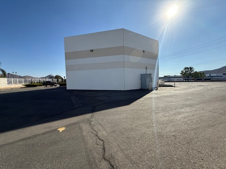 More Photos Of 2197 La Crosse Ave, Colton Warehouse For Lease