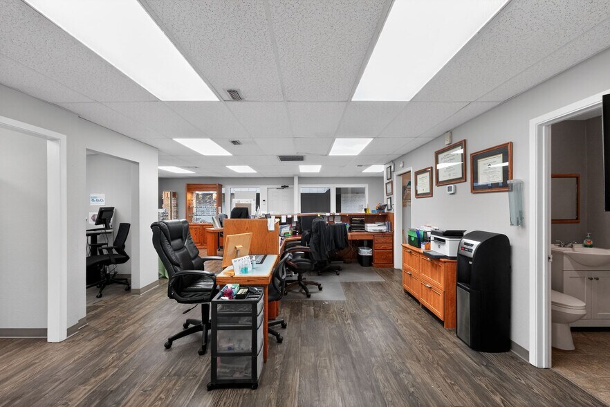 More Photos Of 401 W Centerville Rd, Garland Office For Sale