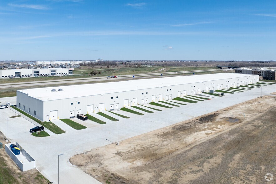 More Photos Of 305 Adventureland Drive NW, Altoona Showroom For Lease