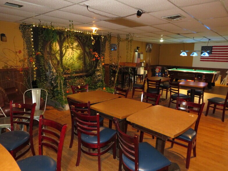 More Photos Of 316 N Main St, Seneca Bar For Sale
