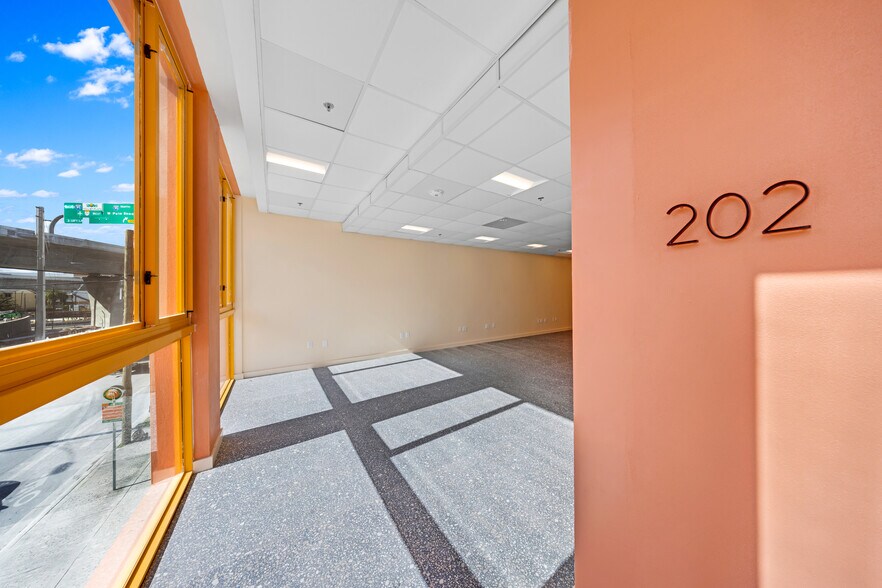 More Photos Of 123 NW 14th st, Miami Flex For Lease