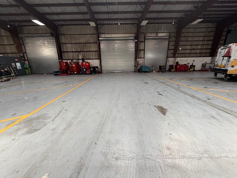 More Photos Of 10650-10660 NW South River Dr, Medley Warehouse For Lease