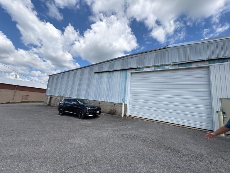 More Photos Of 1315 College St, Clarksville Warehouse For Lease