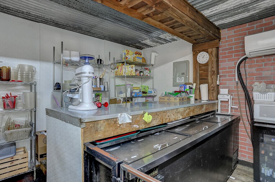 More Photos Of 117 S Franklin St, Colbert Restaurant For Sale