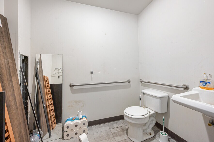 More Photos Of 1508-1574 N Mitchell St, Cadillac General Retail For Sale