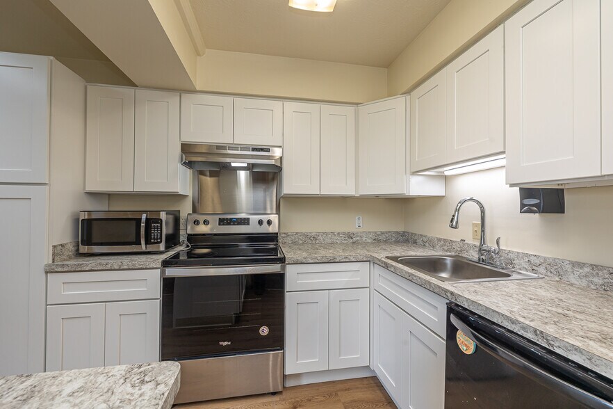 More Photos Of 7997 Wesley Dr, Strongsville Apartments For Sale