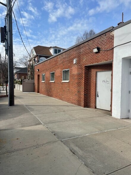 Primary Photo Of 3770 E Tremont Ave, Bronx Storefront Retail Office For Lease