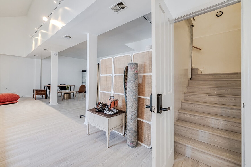 More Photos Of 302 W Victory Dr, Savannah Freestanding For Sale