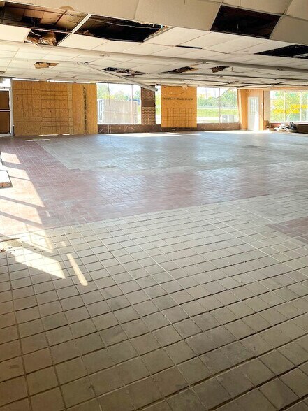 More Photos Of 530 Old Route 66, Saint Robert General Retail For Sale