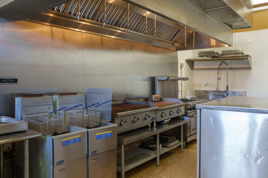 More Photos Of 514-520 N Railroad St, Burton Restaurant For Lease