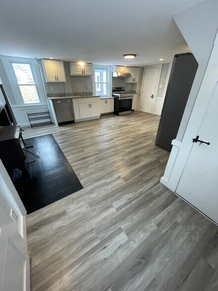 More Photos Of 3 Portsmouth Ave, Exeter General Retail For Lease