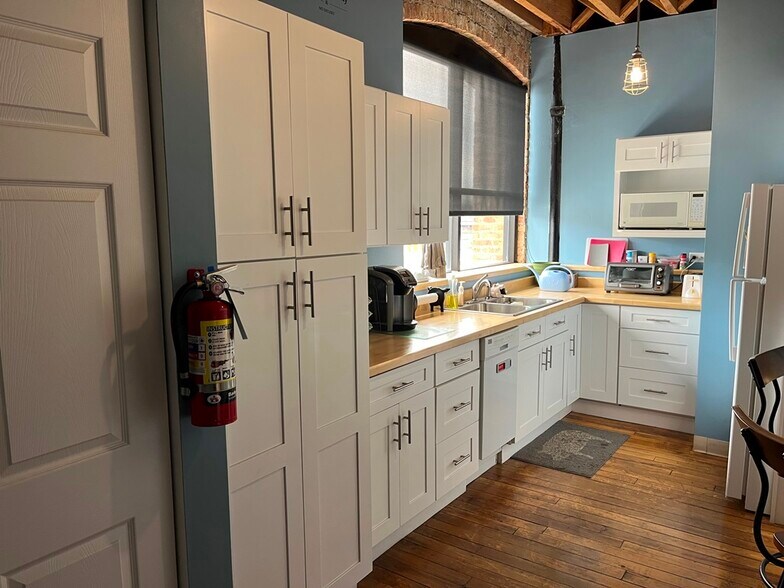 More Photos Of 1529 W Armitage Ave, Chicago Loft Creative Space For Sale