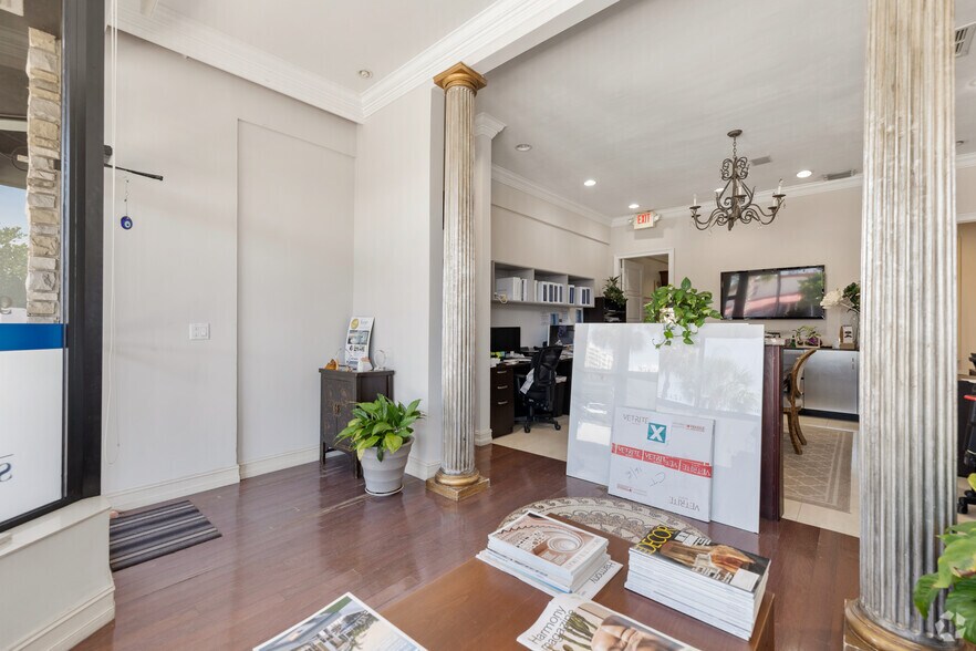 More Photos Of 3313 NE 32nd St, Fort Lauderdale General Retail For Sale