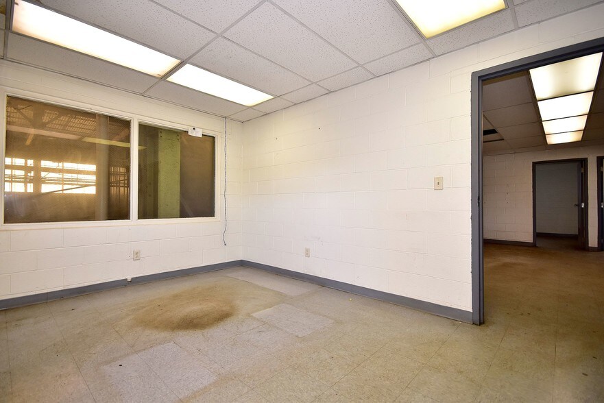 More Photos Of 420 Woodruff Rd, Joliet Warehouse For Lease