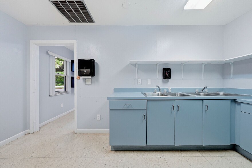 More Photos Of 2886 Whitney Rd, Clearwater Storefront Retail Residential For Sale