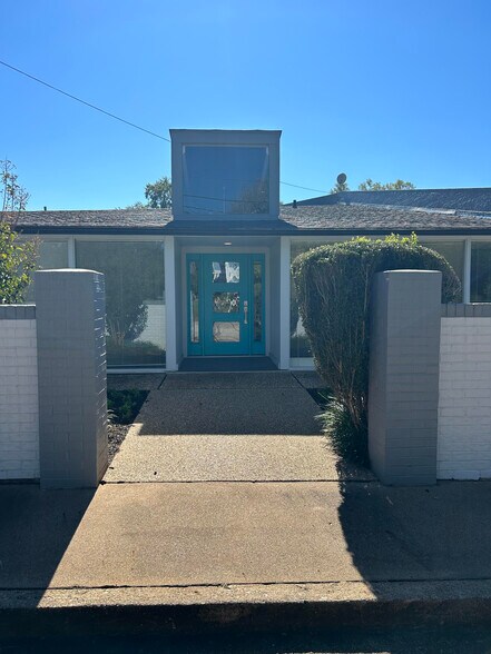 More Photos Of 217 N Mound St, Nacogdoches Office For Lease