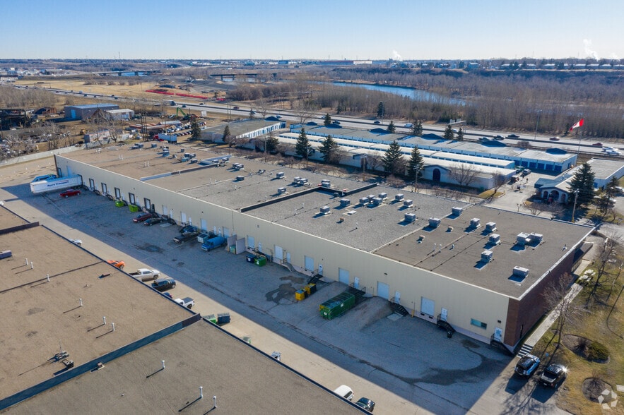 More Photos Of 5925 12th St SE, Calgary Showroom For Lease