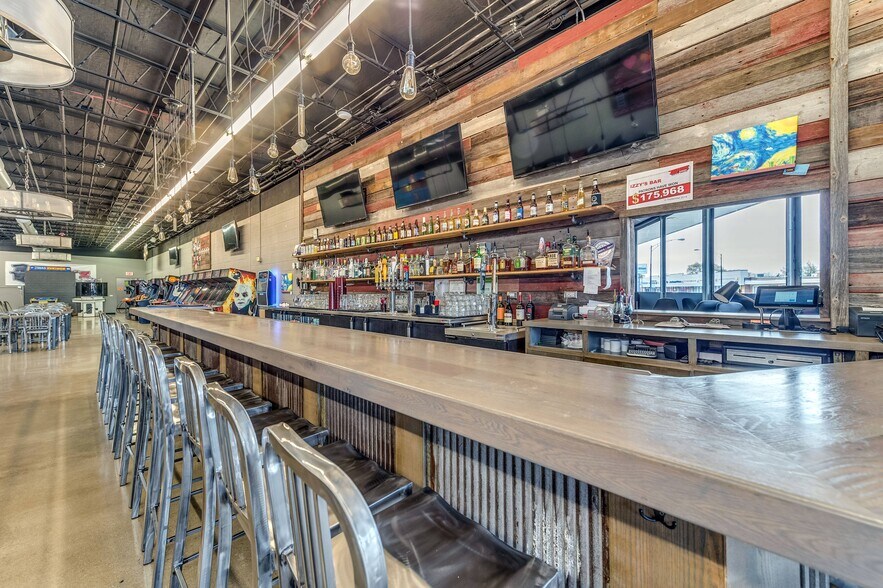 More Photos Of 7403-7421 N Milwaukee Ave, Niles General Retail For Sale