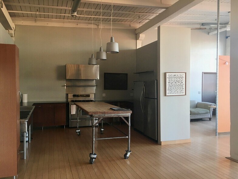 More Photos Of 1240 N Homan Ave, Chicago Light Distribution For Lease