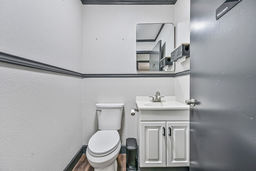 More Photos Of 512 N Friendswood Dr, Friendswood Office For Lease
