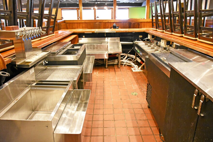 More Photos Of 3939 1st Ave SE, Cedar Rapids Restaurant For Lease
