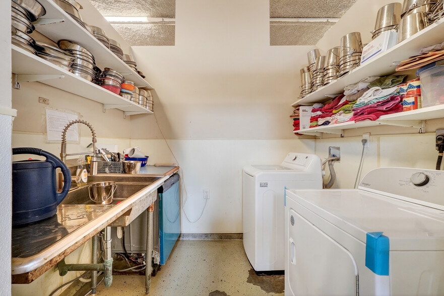More Photos Of 140 Summer St, Holliston Veterinarian Kennel For Sale