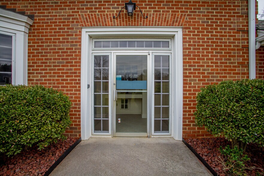 More Photos Of 3651 Greensboro Rd, Ridgeway Bank For Lease