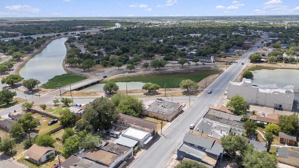 More Photos Of 375 W Robertson St, San Benito Light Manufacturing For Sale
