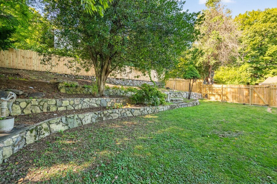 More Photos Of 153 Route 9W, Haverstraw Veterinarian Kennel For Sale