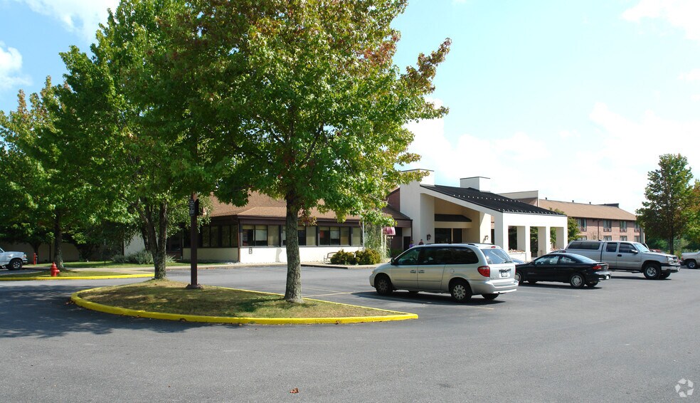 Primary Photo Of 340 Oyler Ave, Oak Hill Hotel For Lease