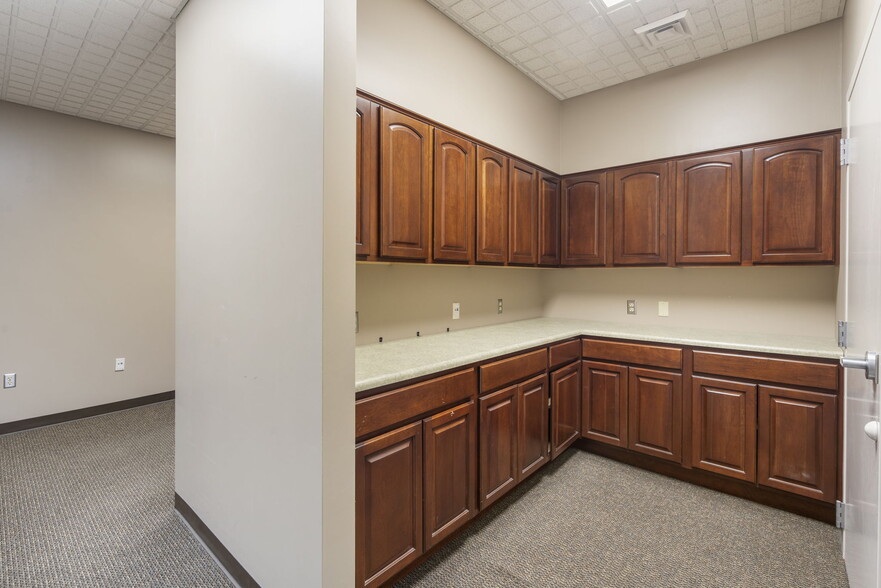 More Photos Of 909 E Republic Rd, Springfield Office For Lease