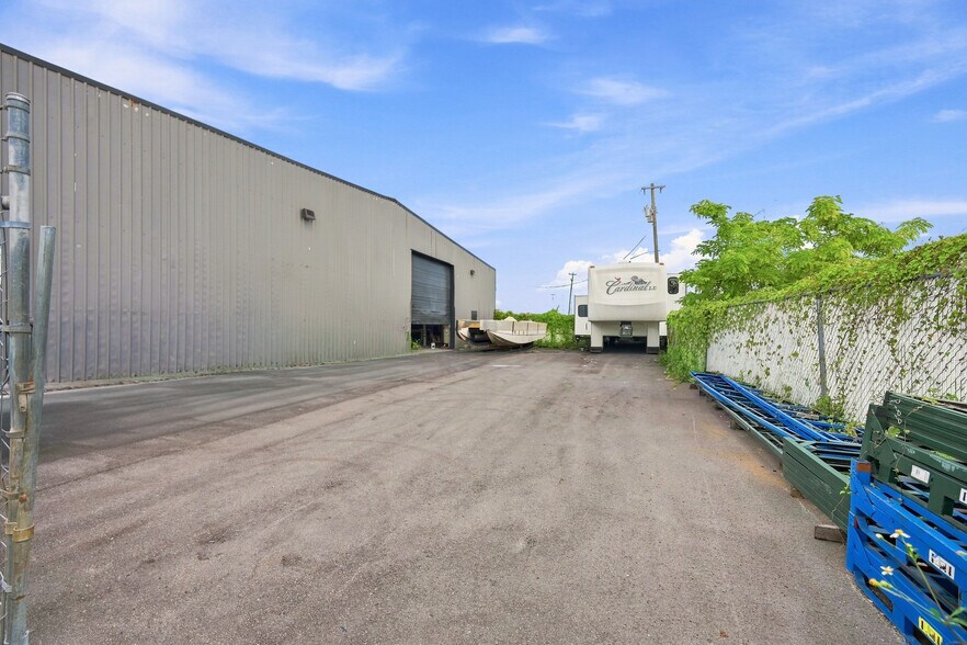 More Photos Of 3535 Dora St, Fort Myers Industrial For Sale