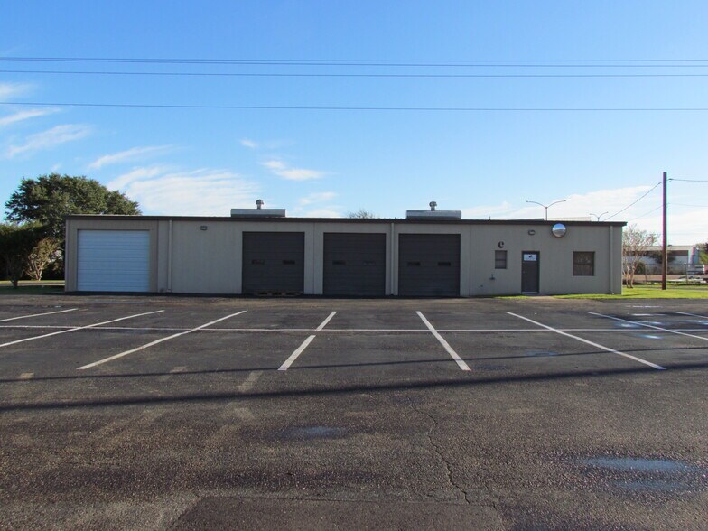 More Photos Of 120 Precision, Buda Warehouse For Lease