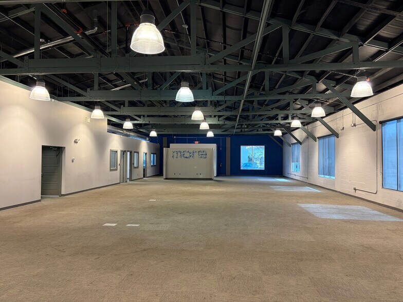 More Photos Of 330 Avenue B SW, Winter Haven Flex For Lease