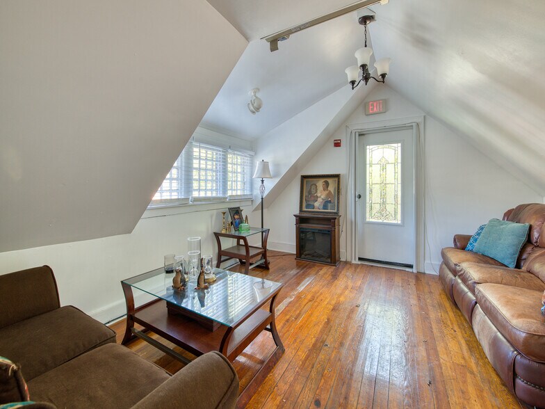 More Photos Of 553 W Main St, Sylva Restaurant For Lease