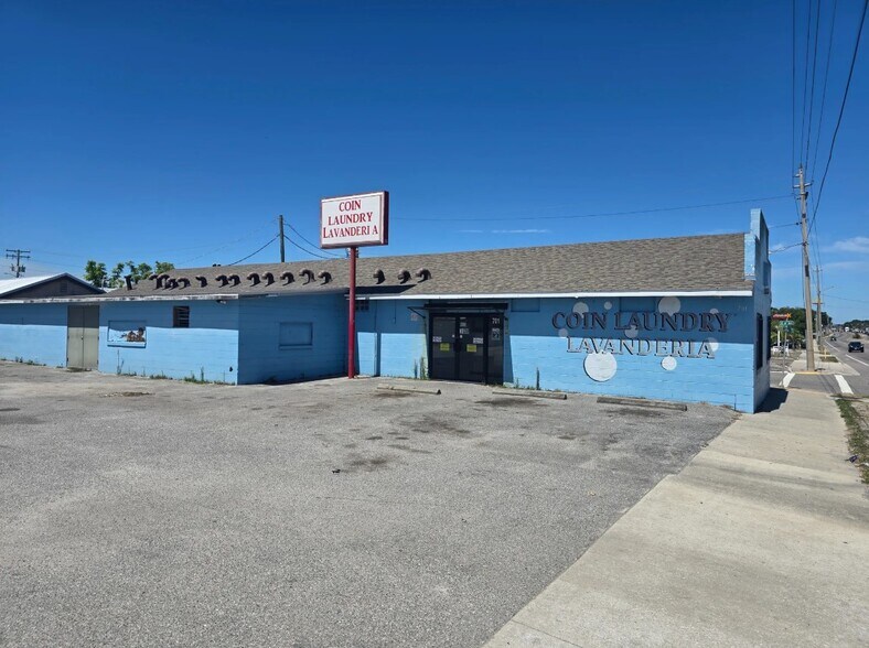 Primary Photo Of 701 E Canal St, Mulberry Convenience Store For Sale