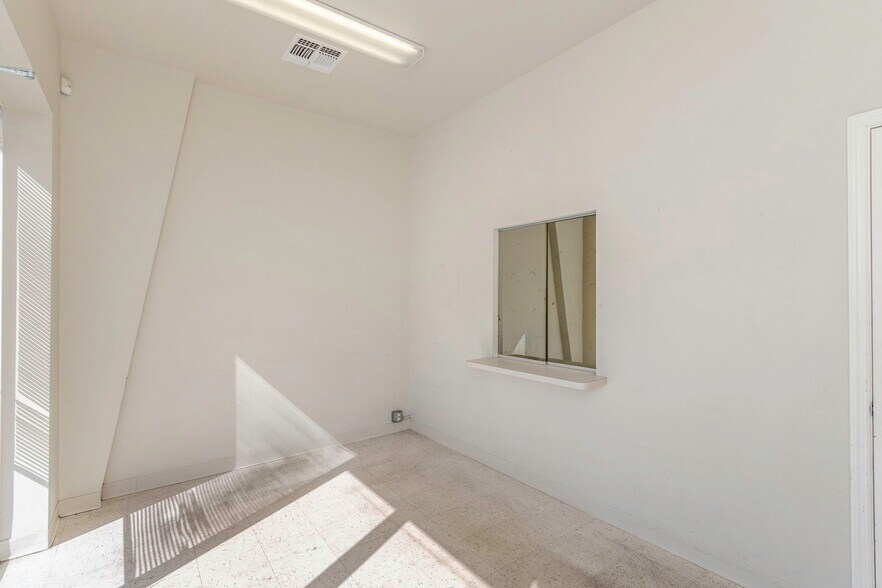 More Photos Of 16547 US Highway 19, Hudson Showroom For Lease