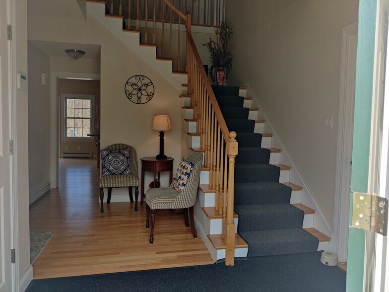 More Photos Of 230 Rockingham Rd, Derry Self Storage For Lease