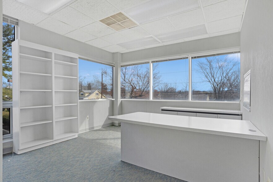 More Photos Of 1656 Oak Tree Rd, Edison Medical For Lease