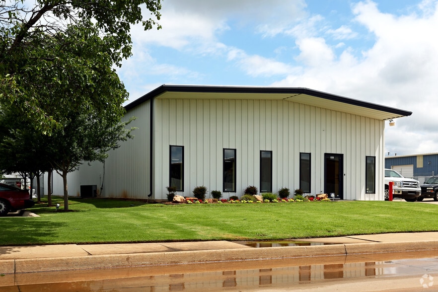More Photos Of 501 Westland Dr, Edmond Service For Lease