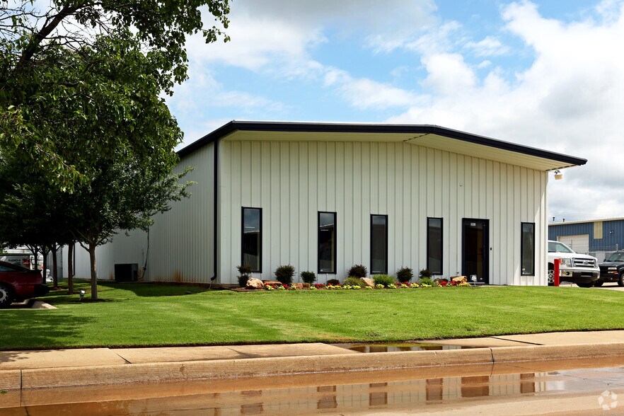 More Photos Of 501 Westland Dr, Edmond Service For Lease
