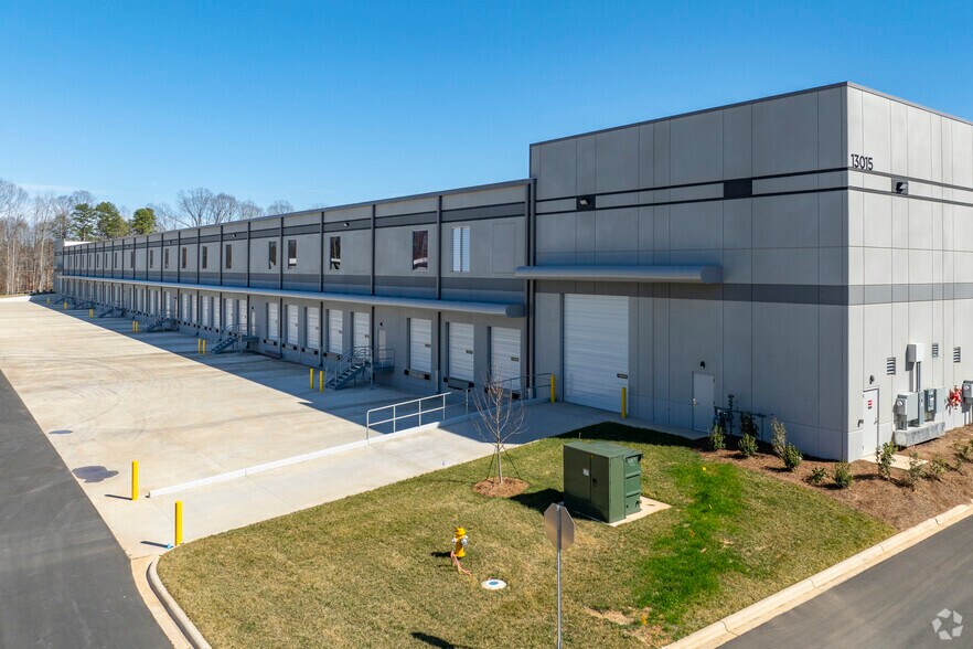 More Photos Of 13015 Jamesburg Dr, Huntersville Distribution For Lease