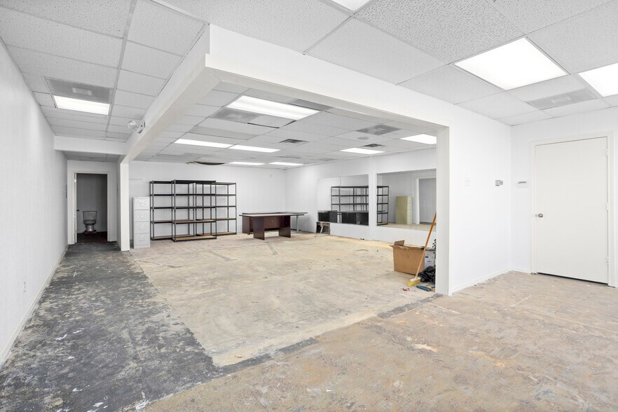 More Photos Of 1540 Southtown Dr, Granbury Storefront Retail Office For Lease
