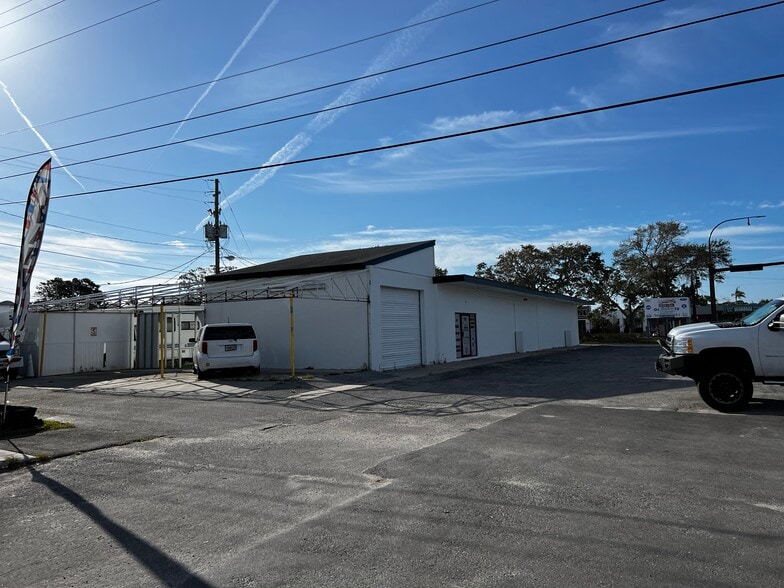More Photos Of 6631-6633 Gateway Ave, Sarasota Self Storage For Lease