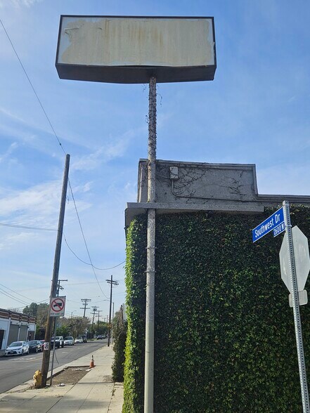 More Photos Of 2601 Southwest Dr, Los Angeles Office Residential For Sale