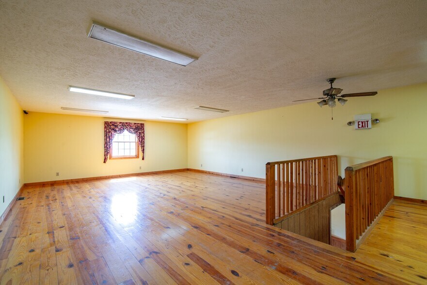 More Photos Of 641 Highland Ave, Vine Grove Freestanding For Sale