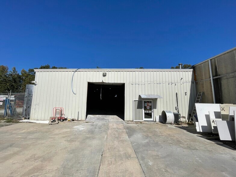 More Photos Of 170-226 W Smithfield St, Angier Flex For Lease