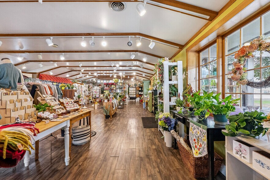 More Photos Of 1126 E State St, Sycamore Storefront Retail Residential For Lease